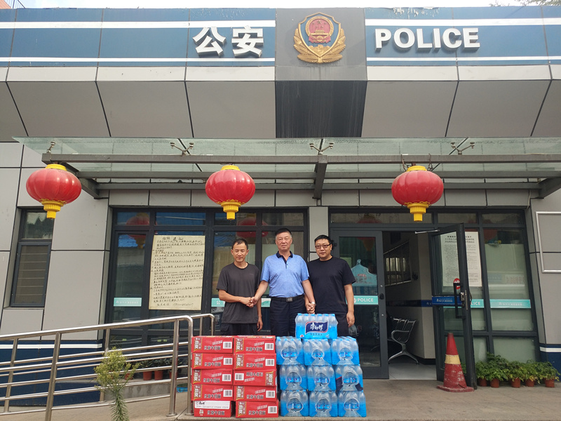 1533183401113750.jpg 北園春市場慰問轄區(qū)便民警務(wù)站 譜寫警民共建愛心曲_副本.jpg