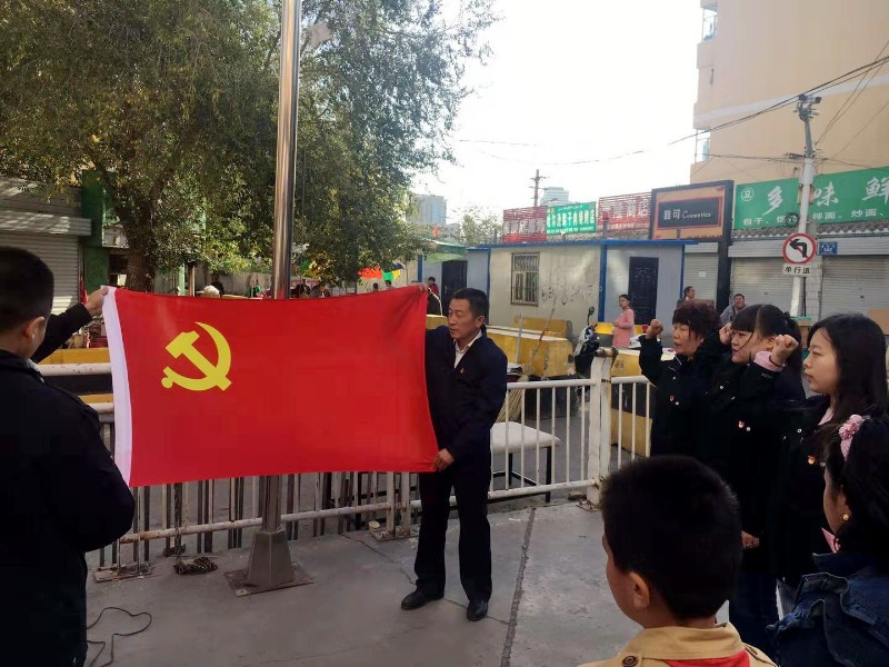 1541134465984481.jpg 迎國(guó)慶 升國(guó)旗 聽(tīng)宣講 抒愛(ài)國(guó)情-陸峰_副本.jpg