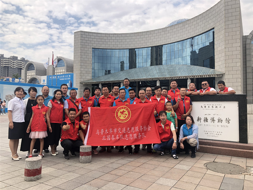 1567399373103678.jpg 圖為:運(yùn)輸公司志愿服務(wù)隊在自治區(qū)博物館合影留念_副本.jpg