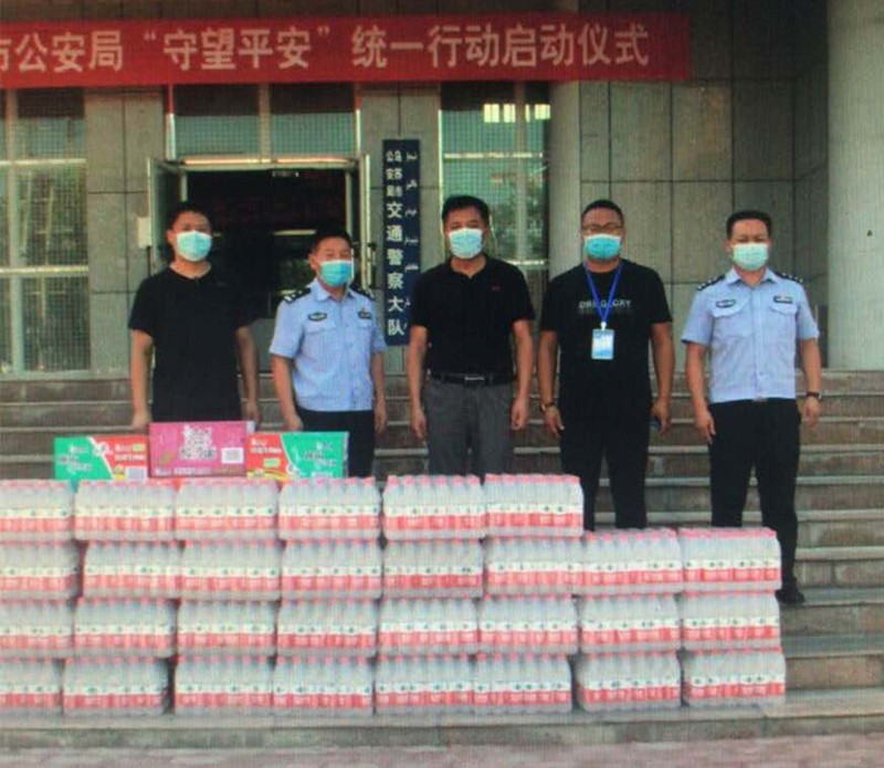 1601437070546075.jpg 圖為:烏蘇北園春市場(chǎng)慰問(wèn)交警大隊(duì)_副本.jpg