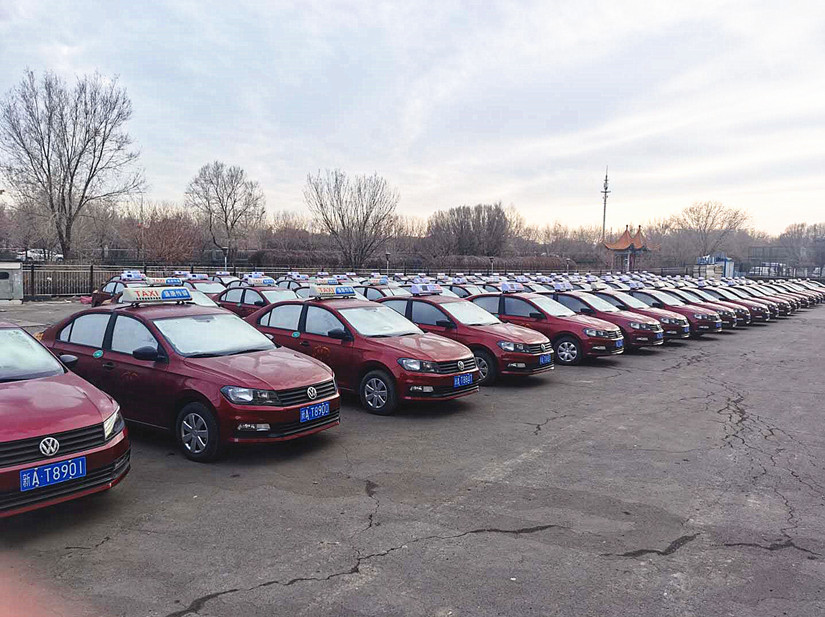 1619713485803995.jpg 圖為:運(yùn)輸公司140輛新車整裝待發(fā)_副本.jpg