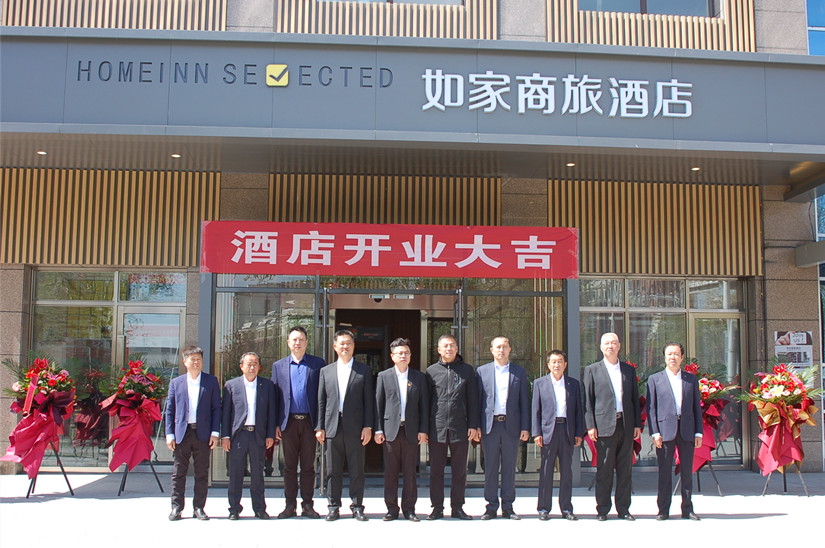 1619714005938206.jpg 圖為:參加北園春如家金旅酒店開業(yè)剪彩的領(lǐng)導(dǎo)們合影_副本.jpg
