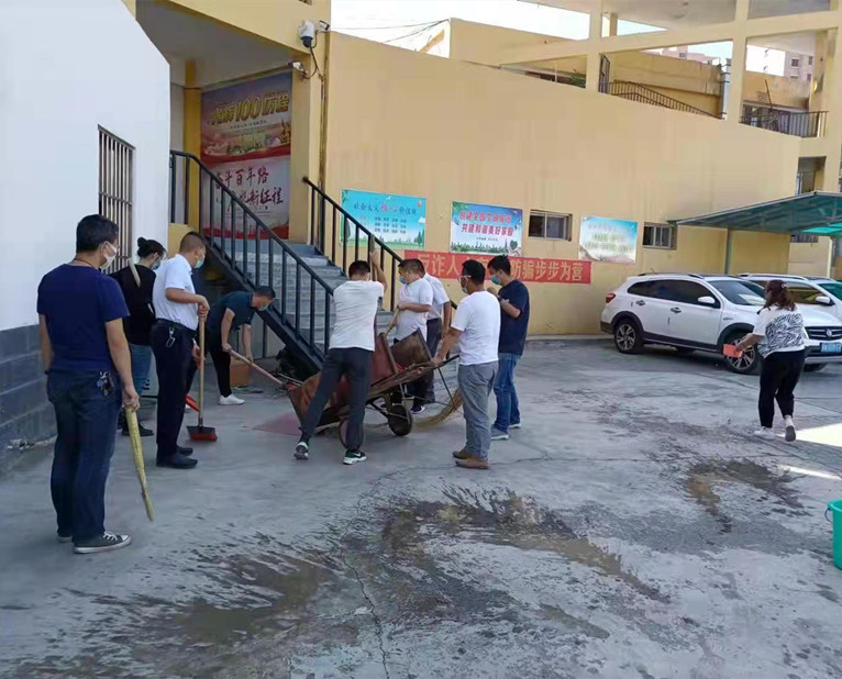 1632974656526770.jpg 圖為:運(yùn)輸公司管理人員愛國衛(wèi)生運(yùn)動(dòng)清掃衛(wèi)生死角_副本.jpg