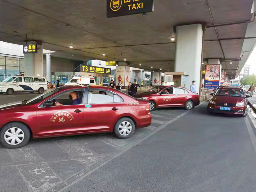 1632978991303068.jpg 圖為:運(yùn)輸公司中秋佳節(jié)在機(jī)場(chǎng)保障運(yùn)力_副本.jpg