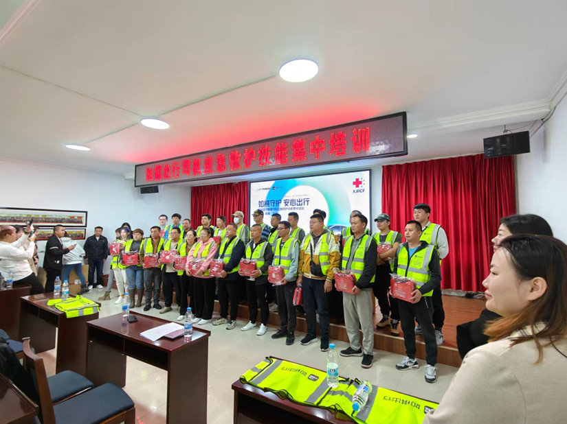 1695808159654417.jpg 圖為:北園春運(yùn)輸公司組織網(wǎng)約車駕駛員急救培訓(xùn)(四.4)_副本.jpg