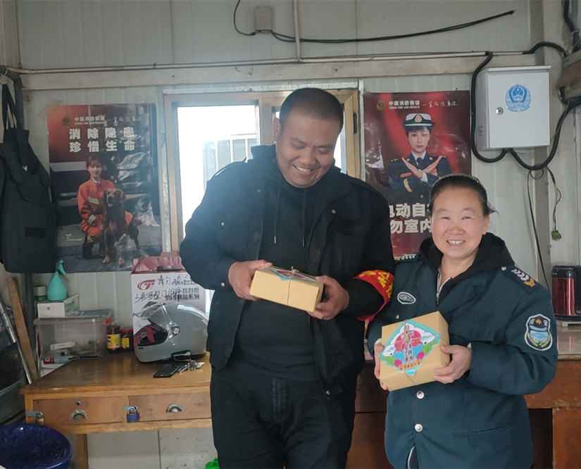 1695808923821661.jpg 圖為:沙區(qū)總工會節(jié)前為北園春集團送來慰問品(四.1)_副本.jpg